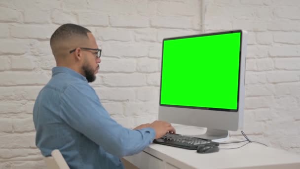Spanyol Adam Yeşil Ekran Ile Bilgisayar Kullanıyor — Stok video
