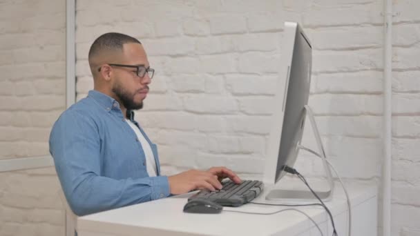 Smíšené Rasy Muž Slaví Úspěch Online Počítači — Stock video
