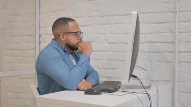 Σκέψη Pensive Mixed Race Man Ενώ Εργάζονται Στον Υπολογιστή — Αρχείο Βίντεο