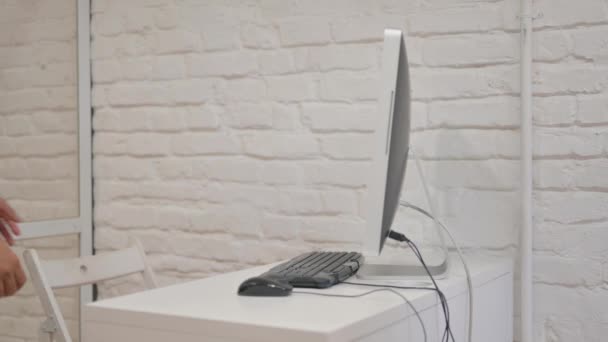 Mann Mit Gemischter Rasse Kommt Ins Büro Und Arbeitet Computer — Stockvideo