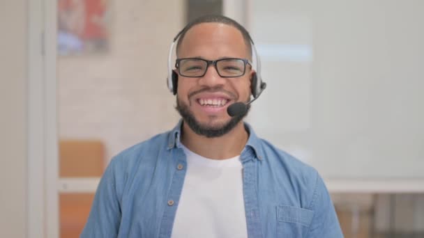 Lächelnder Afrikaner Mit Headset Blickt Callcenter Die Kamera — Stockvideo