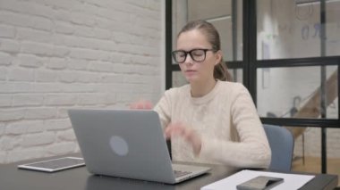 İşte Baş Ağrısı Olan Yaratıcı Kadın