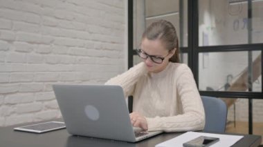 Boyun Ağrısı Olan Yaratıcı Kadın