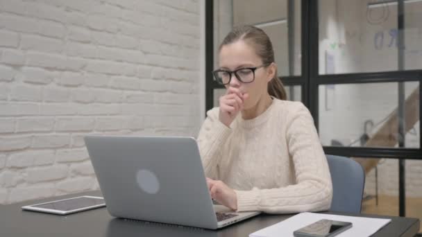工作时使用笔记本电脑咳嗽有创意的女人 — 图库视频影像
