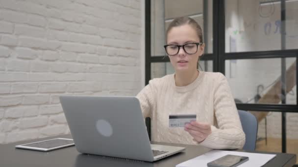 有创造力的女人在笔记本电脑上网上购物失败的烦恼 — 图库视频影像