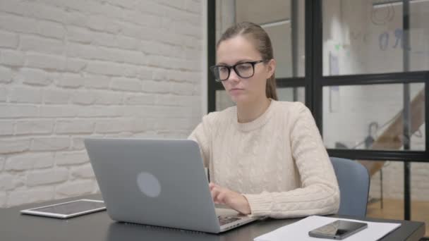 Polegares Para Cima Por Mulher Criativa Usando Laptop — Vídeo de Stock