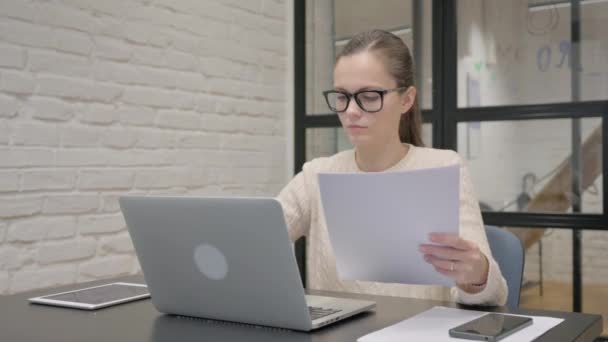 Tvůrčí Žena Pracuje Dokumentech Notebooku — Stock video