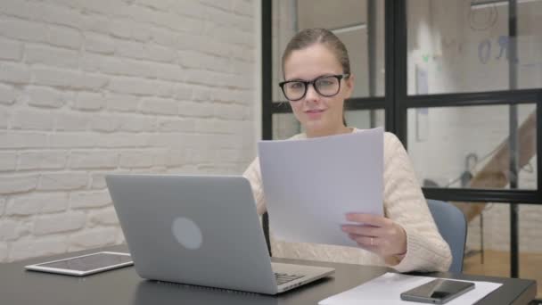 Mulher Criativa Celebrando Usar Laptop Documentos — Vídeo de Stock