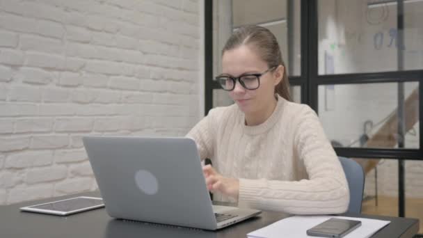 Arg Kreativ Kvinna Känner Sig Frustrerad När Arbetar Laptop — Stockvideo