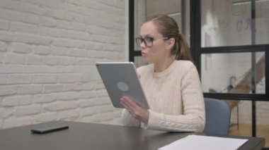 Tablet 'te Video Sohbeti Yapan Yaratıcı Kadın