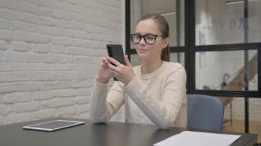 İşte Telefon Kullanan Yaratıcı Kadın