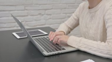 Dizüstü bilgisayarda yazan Kadın Ellerinin Kapanışı