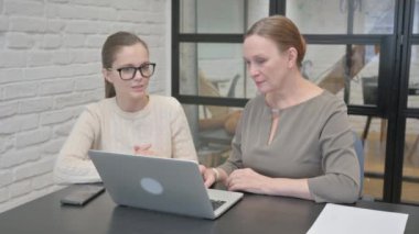 Ofiste Otururken İş Adamları Projeyi Tartışıyor