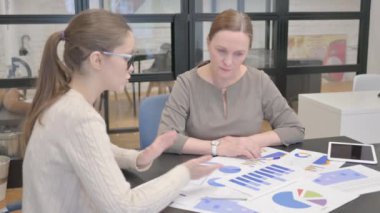 Eski İş Kadını Kadın Meslektaşı ile Belgeler Üzerinde Çalışıyor