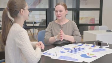 Anlaşmadan Sonra Kadın Girişimciler Tokalaşıyor