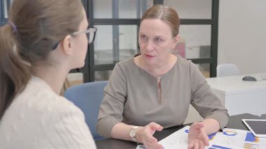 Kızgın Yaşlı İş Kadınları Kadın Ortağıyla Görüştü