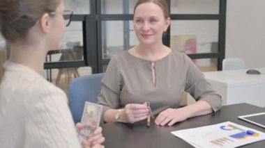 Emlakçı Ev Anahtarları Veriyor ve Para Alıyor