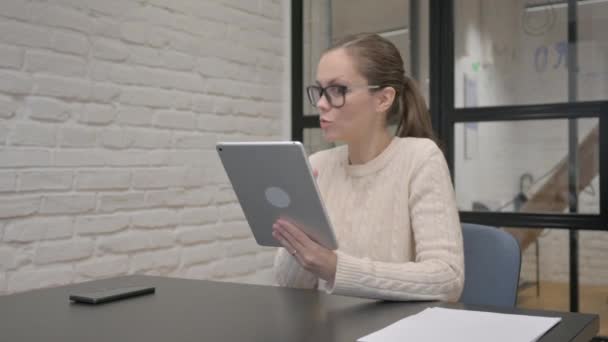 Mujer Creativa Haciendo Video Chat Tableta Trabajo — Vídeos de Stock