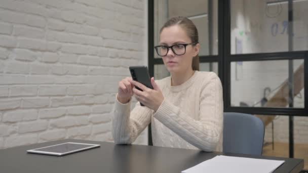 Creative Woman Shocked Loss Phone Work — Stock Video