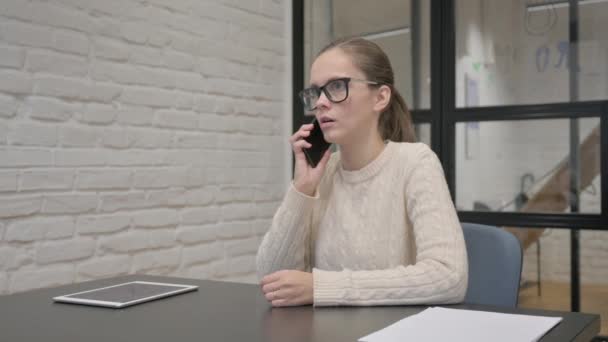 Irritado Criativo Mulher Falando Telefone — Vídeo de Stock
