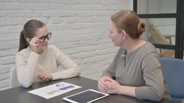 Team Female Entrepreneurs Talking Office — Stock Video
