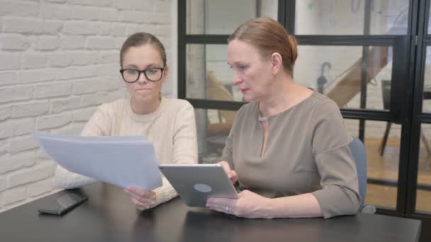 Kvinnliga Entreprenörer Som Arbetar Tillsammans Möte — Stockvideo