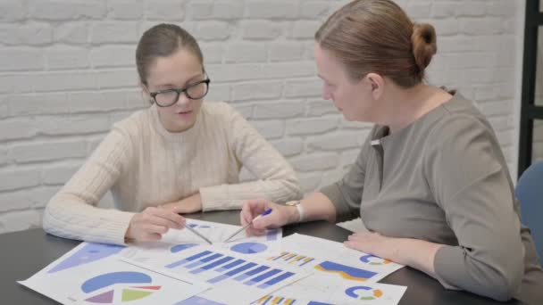 Kvinnliga Entreprenörer Gör Pappersarbete Office Tillsammans — Stockvideo