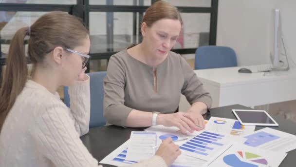 Bakre Syn Kvinnliga Entreprenörer Som Gör Pappersarbete — Stockvideo