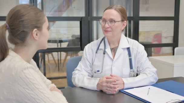 Velha Doutora Conversando Com Paciente — Vídeo de Stock