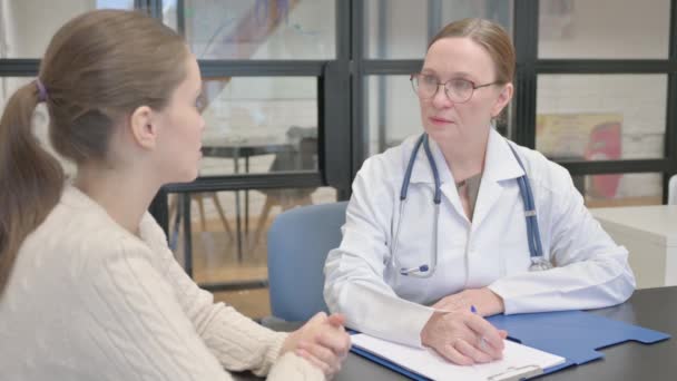 Velha Senhora Médica Falando Sobre Plano Tratamento Com Paciente — Vídeo de Stock