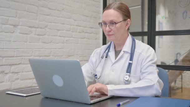 Tummen Upp Gamla Dam Läkare Med Hjälp Laptop — Stockvideo