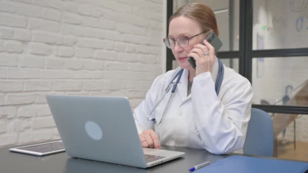 Oude Dame Dokter Praten Telefoon Met Patiënt — Stockvideo