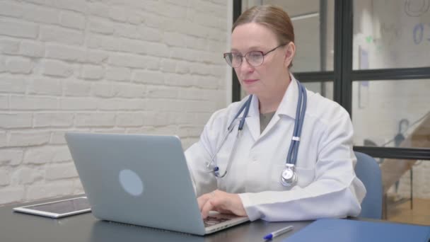 Tummen Ner Gamla Dam Läkare Med Hjälp Laptop — Stockvideo