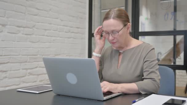 Ηλικιωμένη Γυναίκα Που Έχει Πονοκέφαλο Στην Εργασία — Αρχείο Βίντεο