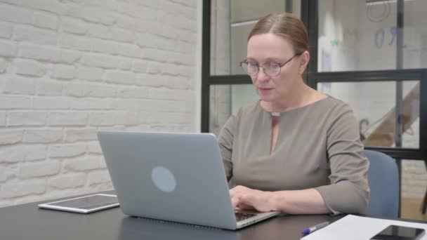 Кашель Старша Стара Жінка Використовує Ноутбук Офісі — стокове відео