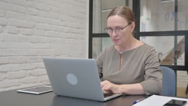 Aufgeregte Seniorin Feiert Erfolg Laptop Büro — Stockvideo