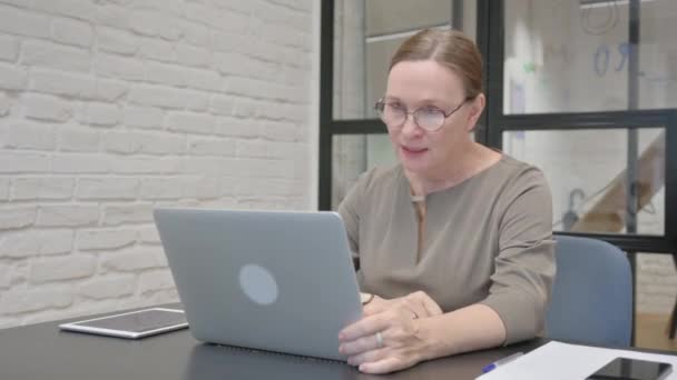 Irritado Senior Velha Mulher Frustrada Enquanto Trabalhando Laptop — Vídeo de Stock