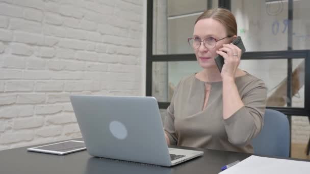 老年妇女在工作时通过电话交谈 — 图库视频影像