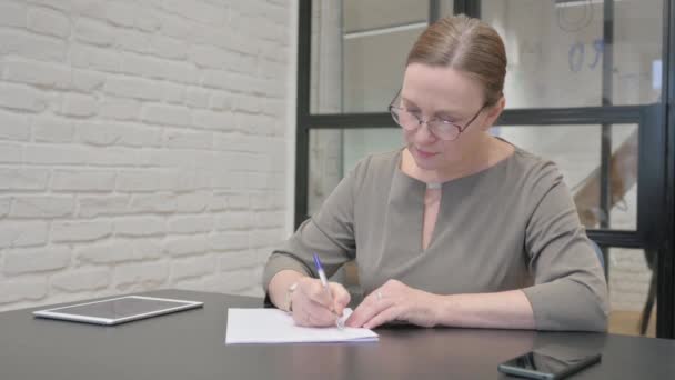 Ηλικιωμένη Γυναίκα Γράφει Ένα Γράμμα Στο Γραφείο — Αρχείο Βίντεο