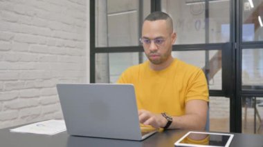 İspanyol Adam İşten Sonra Ofisten Çıkıyor