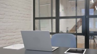 İspanyol Adam Sabah Ofisine geliyor.