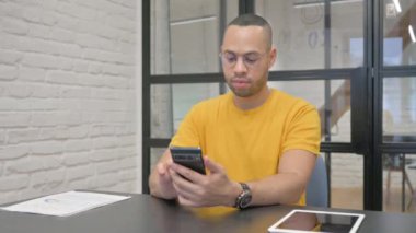 Ofiste Başarı Kutlaması yapan İspanyol Adam