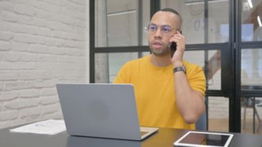 İspanyol Adam İş yerinde Telefonda Konuşuyor