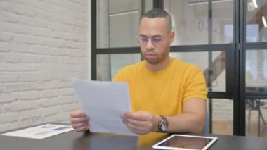 İşteki Belgeleri Okuyan İspanyol Adam