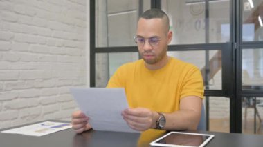 Belgeleri Okurken Kutlama yapan İspanyol Adam