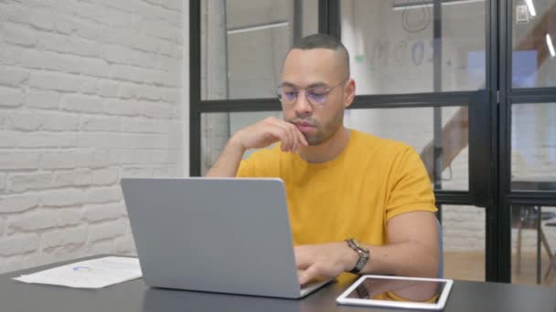 Pensivo Hispânico Homem Trabalhando Laptop — Vídeo de Stock