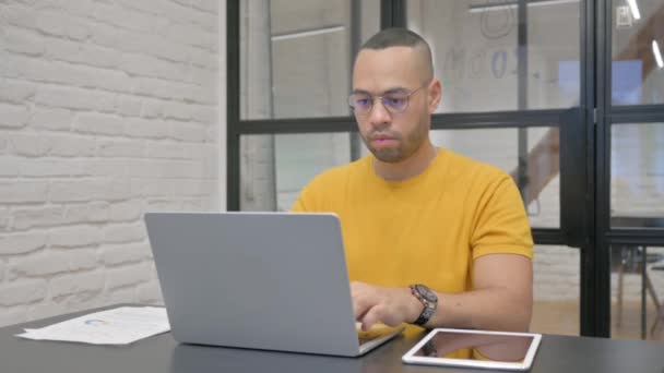 Βήχας Ισπανόφωνος Άνθρωπος Χρησιμοποιώντας Laptop Στο Γραφείο — Αρχείο Βίντεο