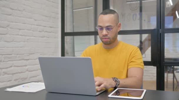 Hispanic Man Shocked Loss Laptop Office — Stock Video