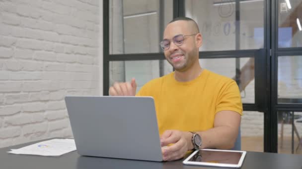 Hispánec Muž Chatování Online Notebooku Zatímco Sedí Kanceláři — Stock video