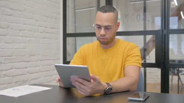 Hombre Hispano Usando Tableta Digital Oficina — Vídeo de stock